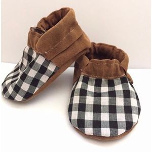 Checkered baby moccasins
